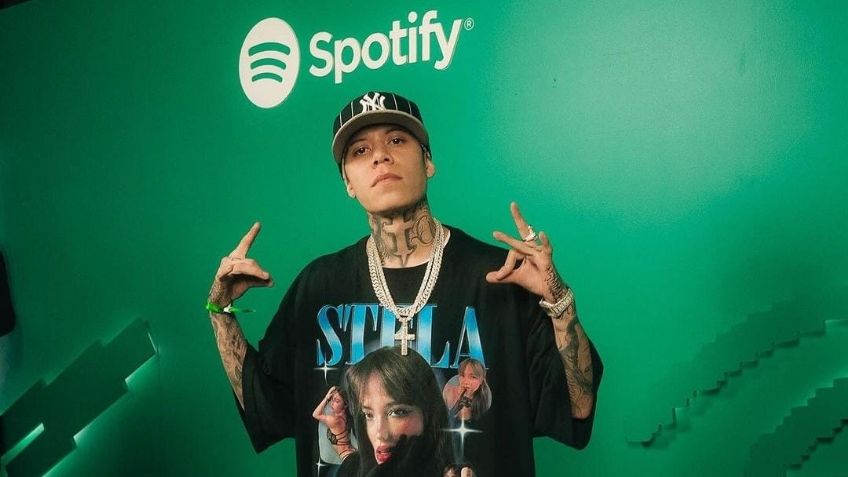 Santa Fe Klan causa polémica al aparecer en alfombra con playera del rostro de su novia