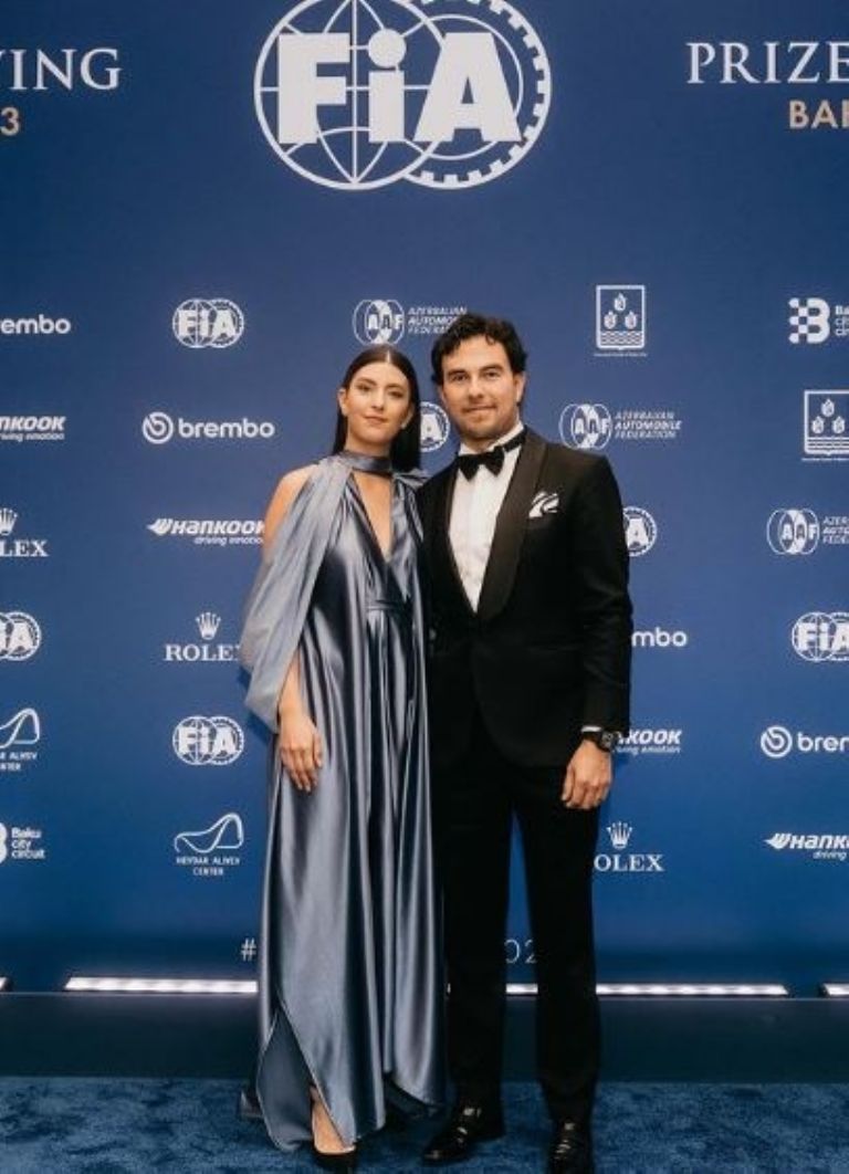 'Checo' Pérez recibe trofeo de subcampeón de la F1 en gala de la FIA y lanza advertencia