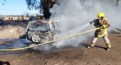 Vehículo en llamas incendia una carreta de mariscos en Etchojoa