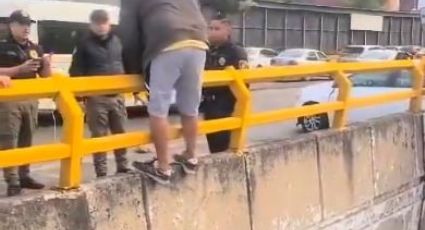 VIDEO: Policías de CDMX  evitan que hombre se arroje de puente en Circuito Interior