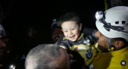 Hay esperanza: Rescatan a un niño sirio de entre los escombros; su sonrisa cautiva a todo el Internet