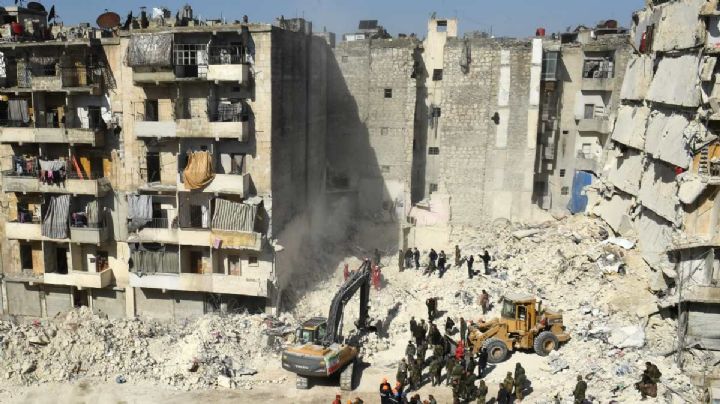 FOTO: Niña de Siria es rescatada con vida tras permanecer por más de 100 horas bajo los escombros