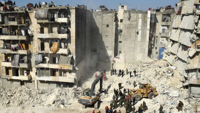 FOTO: Niña de Siria es rescatada con vida tras permanecer por más de 100 horas bajo los escombros