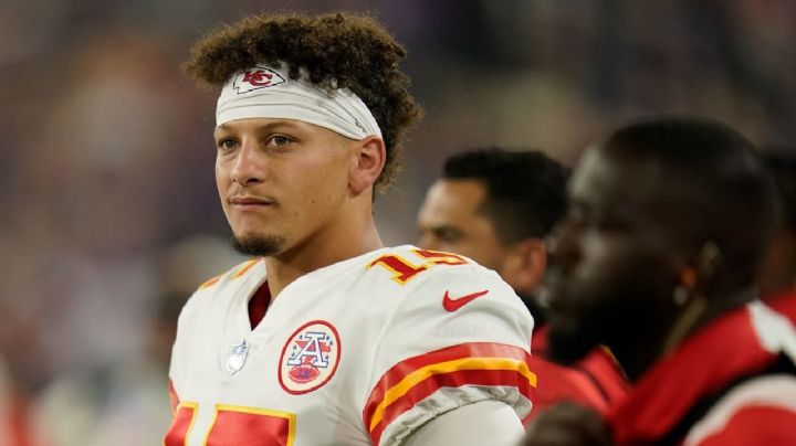 Patrick Mahomes recibió un duro golpe, salió cojeando y encendió las alarmas en Kansas City