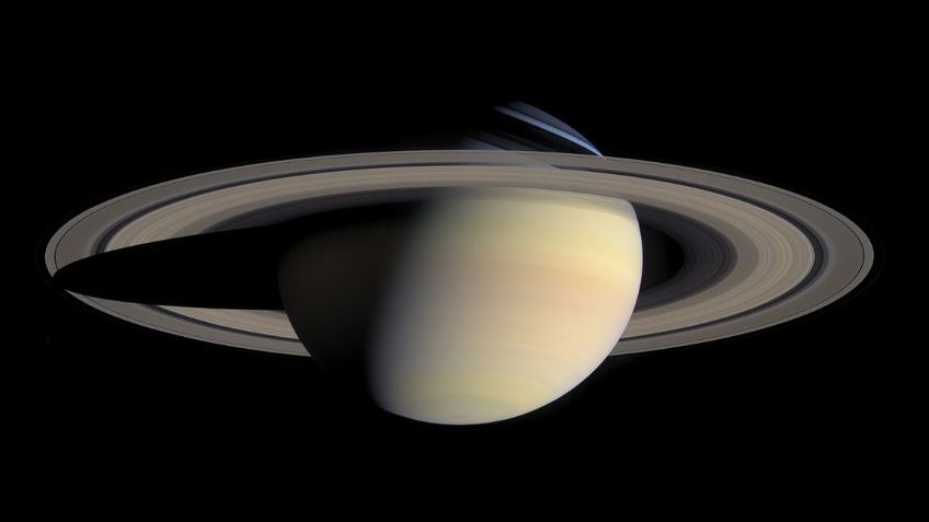 Extrañas manchas aparecen en los anillos de Saturno, ni siquiera la NASA puede explicarlo