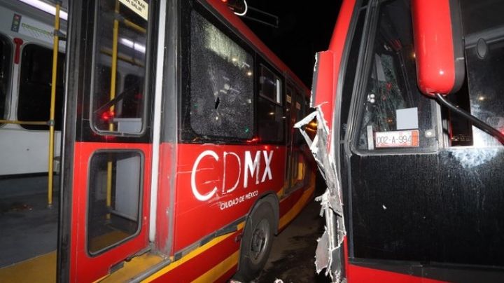 En pleno San Valentín: Chocan 2 unidades de Metrobús en la CDMX; así atendieron a los lesionados
