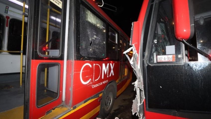 En pleno San Valentín: Chocan 2 unidades de Metrobús en la CDMX; así atendieron a los lesionados