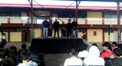 Buscan evitar tipos de violencia en estudiantes de Guaymas; llevan obra de teatro a secundaria