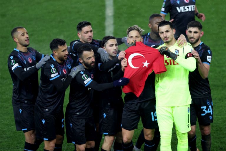 Afición de equipo de Turquía hace homenaje a Proteo con 'tifo' especial durante la Conference League