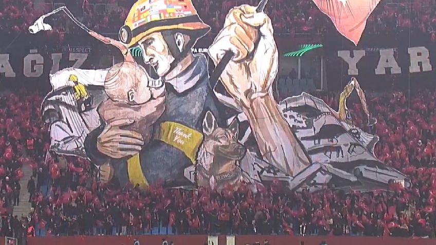 Afición de equipo de Turquía hace homenaje a Proteo con 'tifo' especial durante la Conference League