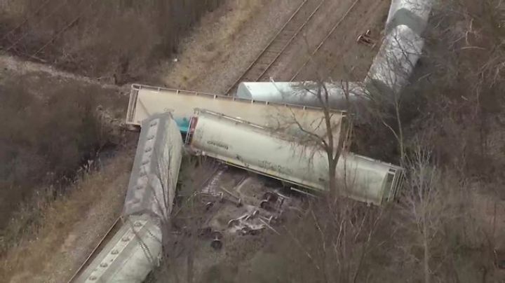 Otra vez: Descarrila otro tren que transportaba materiales químicos peligrosos en EU