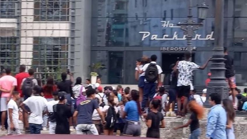 De no creer: Sujeto lanza dólares en Cuba y provoca caos entre la gente; afirman que fue un rapero