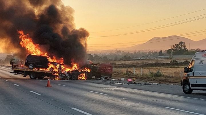 Fuerte choque en la Autopista México-Querétaro provoca incendio de dos vehículos