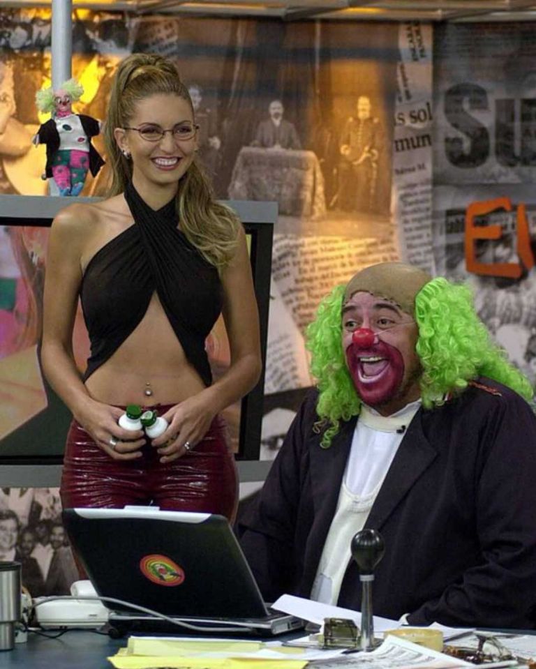 Isabel como La Secre