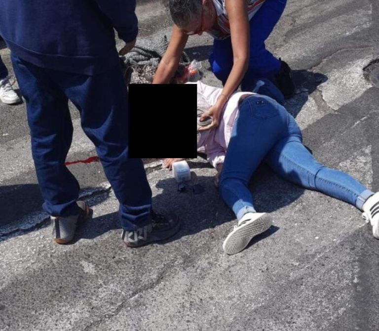 Una mujer salta de un taxi de aplicación en movimiento en CDMX. Foto: Twitter