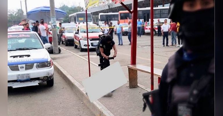 Autoridades llegan al sitio del crimen