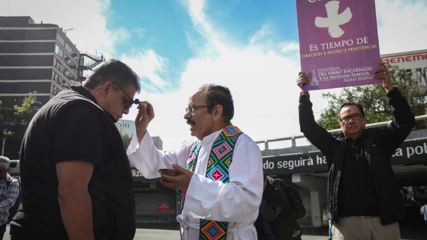 Sacerdote conmemora el Miércoles de Ceniza en la Glorieta de los Insurgentes en CDMX