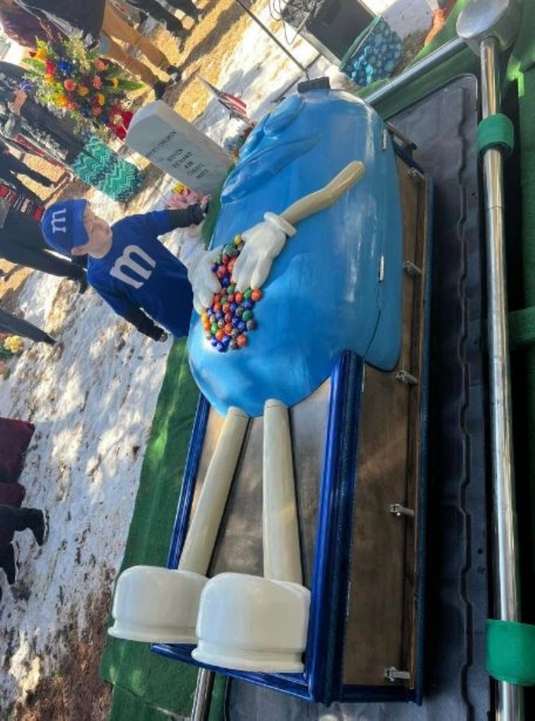 Niño despide a su abuelita