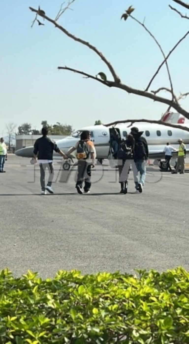 Jorge Anzaldo y Diego Cárdenas tomados de la mano