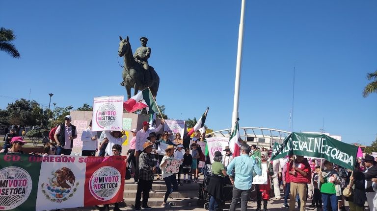 Ciudadanos frente al palacio municipal de Cajeme