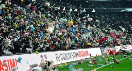 VIDEO: Aficionados del Besiktas lanzan peluches para niños afectados por el sismo en Turquía