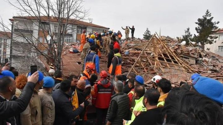 A 3 semanas del terremoto en Turquía, nuevo sismo de 5.6 derrumba edificios; hay un muerto y heridos