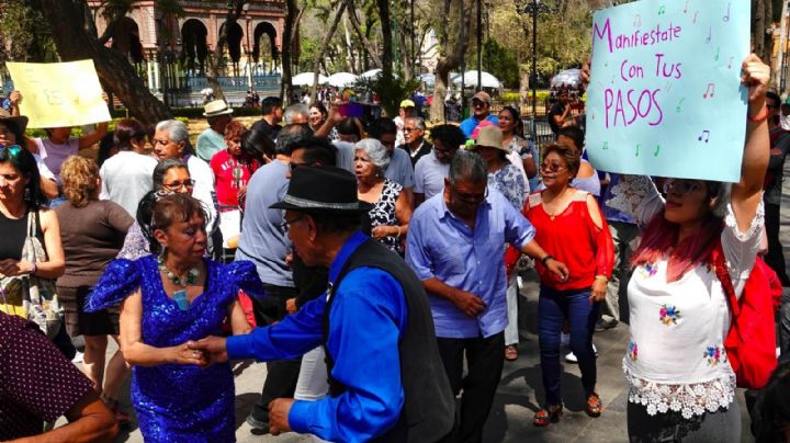 Abuelitos regresan a bailar a Santa María la Ribera, frente a la casa de Sandra Cuevas