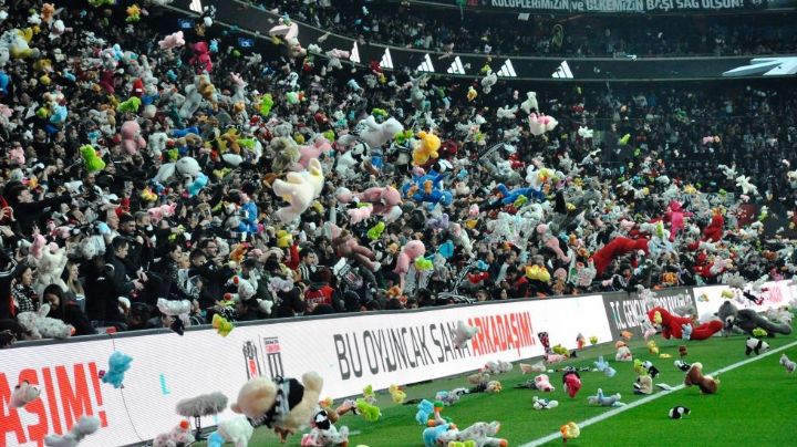 VIDEO: Aficionados del Besiktas lanzan peluches para niños afectados por el sismo en Turquía