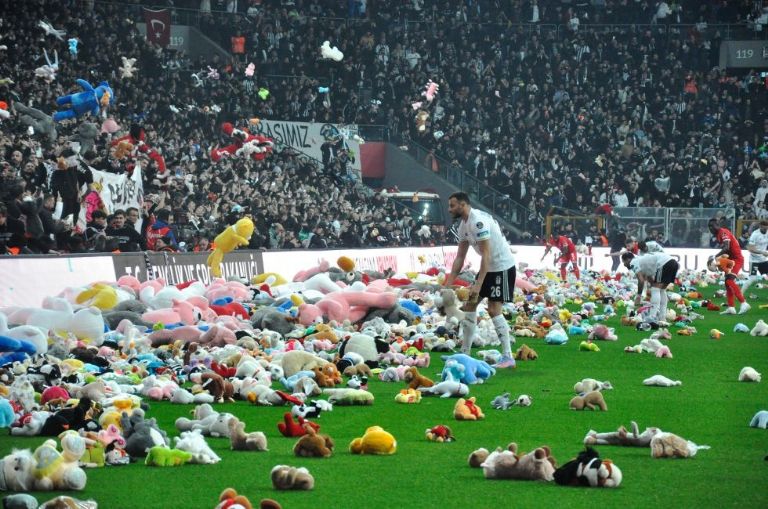 VIDEO: Aficionados del Besiktas lanzan peluches para niños afectados por el sismo en Turquía