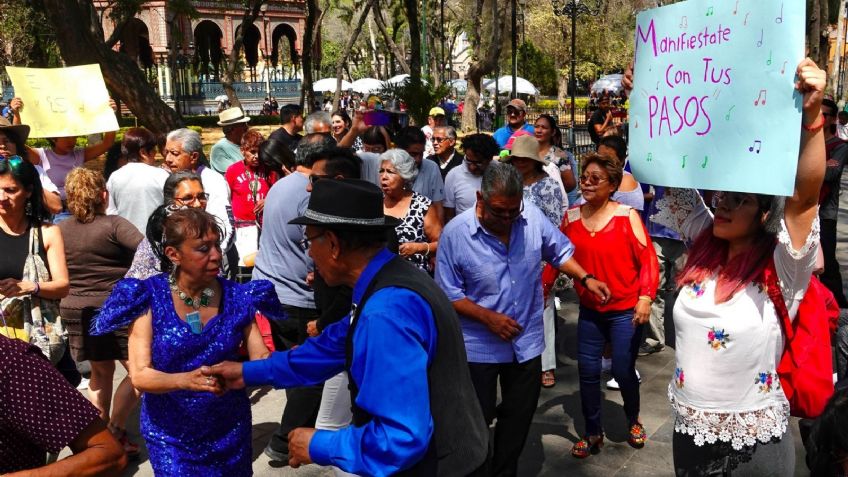 Abuelitos regresan a bailar a Santa María la Ribera, frente a la casa de Sandra Cuevas