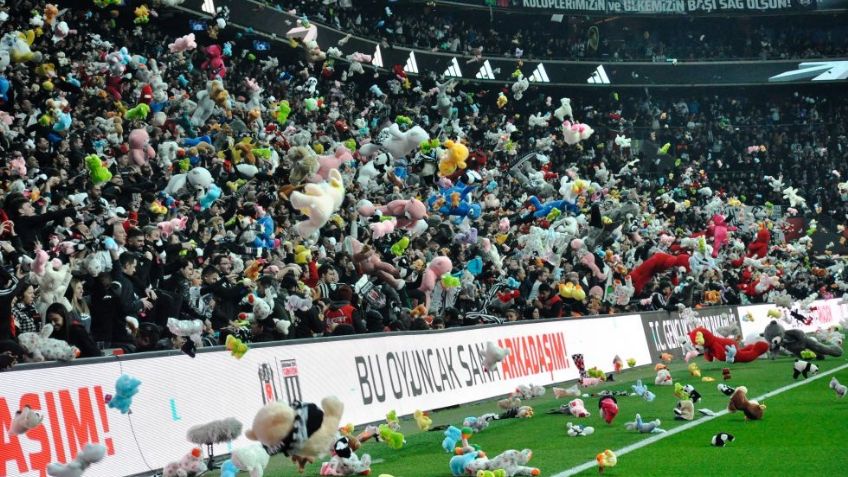 VIDEO: Aficionados del Besiktas lanzan peluches para niños afectados por el sismo en Turquía