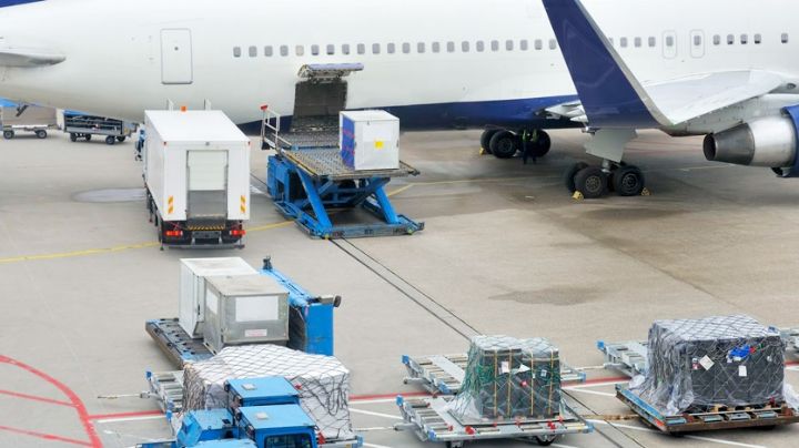 Entra en vigor decreto de AMLO para cerrar operaciones de transporte de carga en el AICM