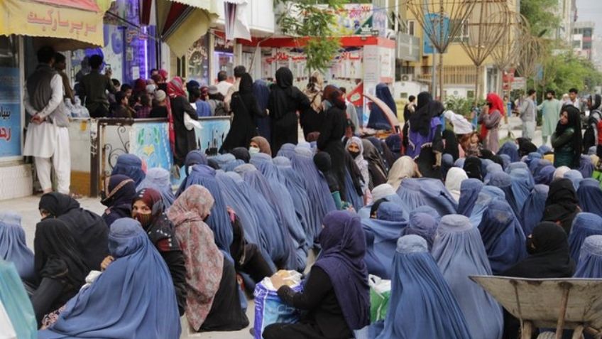 Insólito: Profesor en Afganistán s pronuncia por el derecho a la educación de las mujeres y termina detenido