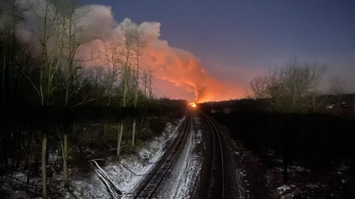 (VIDEO) Tragedia en Ohio: Tren descarrila y provoca un fuerte incendio; evacuan a más de 5 mil personas