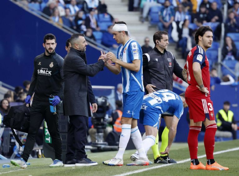 César Montes, lesionado por impactante choque en empate del Espanyol; DT habla de su estado de salud