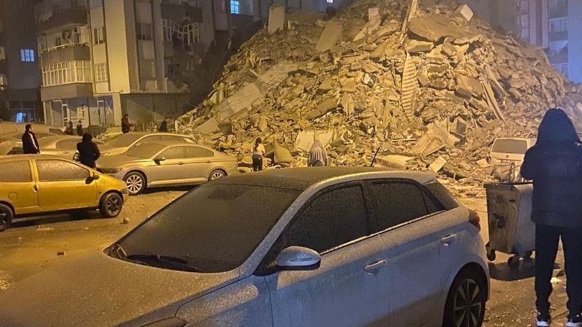 (VIDEO) Fuerte terremoto de 7.8 grados sacude Turquía; Colapsan edificios