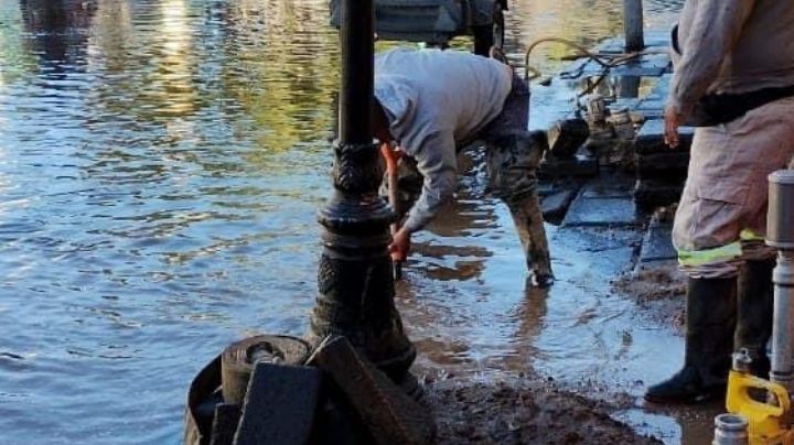 Mega fuga de agua inunda el centro de Xochimilco; personal de Sacmex ya trabaja en la zona