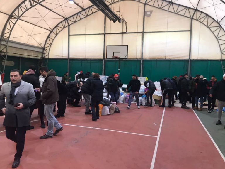 Tras terremoto en Turquía, portero Ismail Cipe viaja a su ciudad natal para repartir comida 