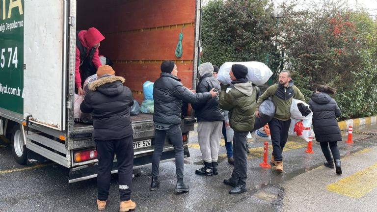 Tras terremoto en Turquía, portero Ismail Cipe viaja a su ciudad natal para repartir comida 