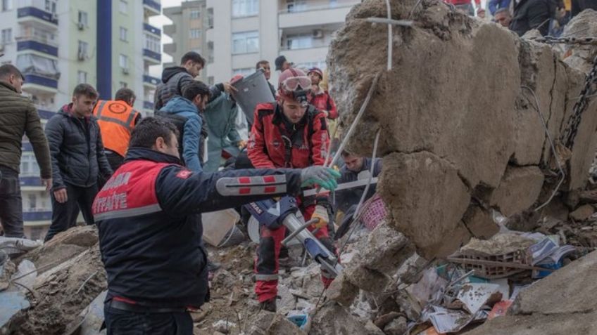 Suman 2 mil 300 muertos en Turquía; supervivientes piden ayuda para ser rescatados en redes sociales