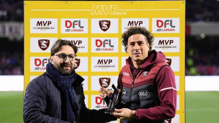 Guillermo Ochoa recibe premio al mejor jugador del Salernitana del mes de enero