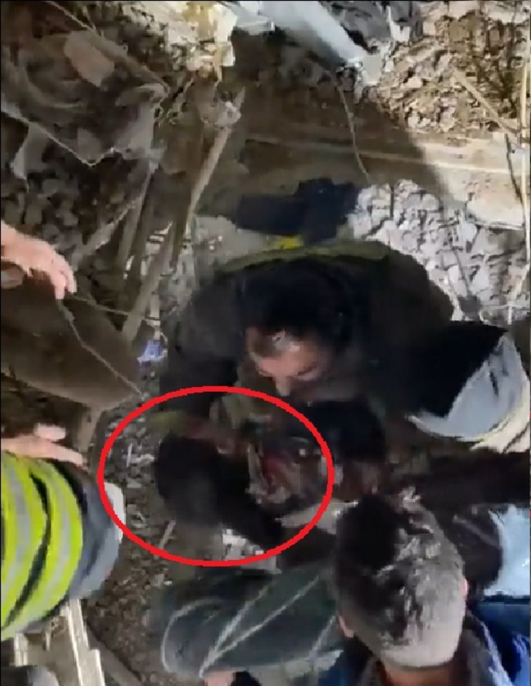 Rescatan a niño en Turquía. Foto: Twitter