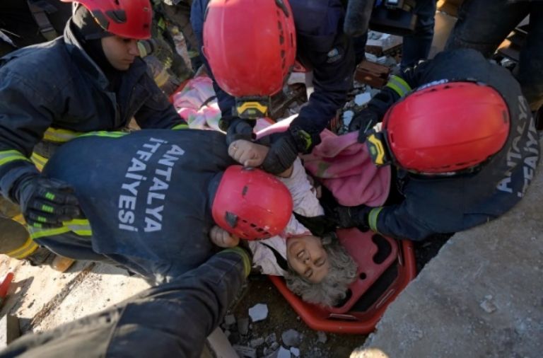 Seis personas con vida fueron halladas a tres días del terremoto en Turquía. Foto: Twitter
