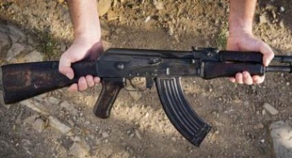 (VIDEO) Pánico en EU: Con un fusil AK-47, joven amenaza con matar a agentes de la Policía