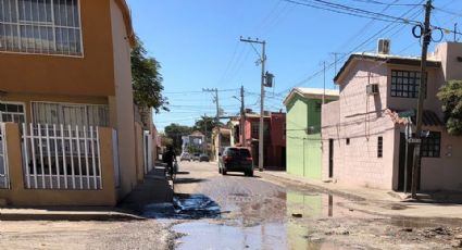 Rodeados de aguas residuales vecinos de la colonia Infonavit en Ciudad Obregón