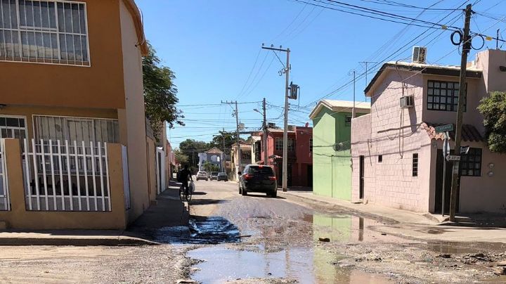 Rodeados de aguas residuales vecinos de la colonia Infonavit en Ciudad Obregón
