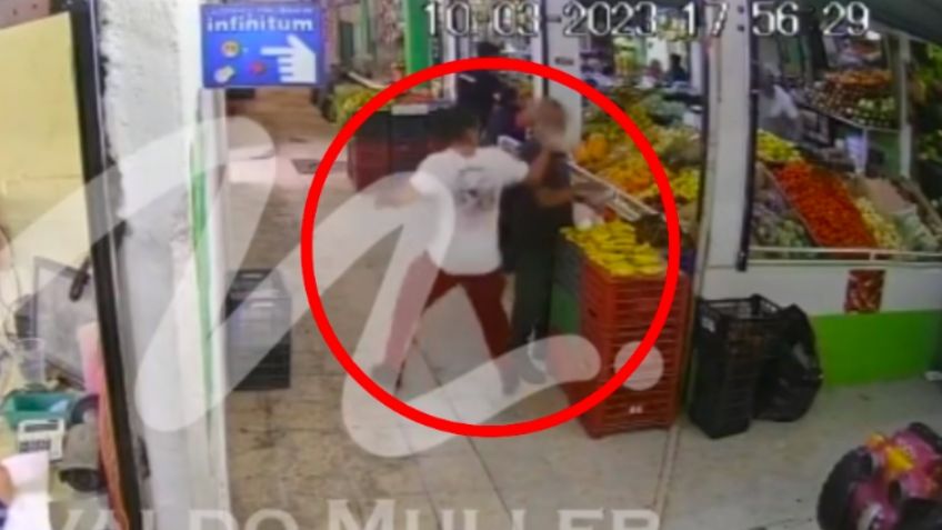 FUERTE VIDEO: Golpea a 'abuelito' mientras él acordaba verduras en un mercado de Ecatepec