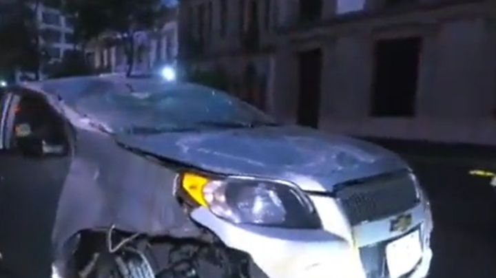 Automovilista se estrella contra la Glorieta del Reloj Chino sobre avenida Bucareli en la CDMX