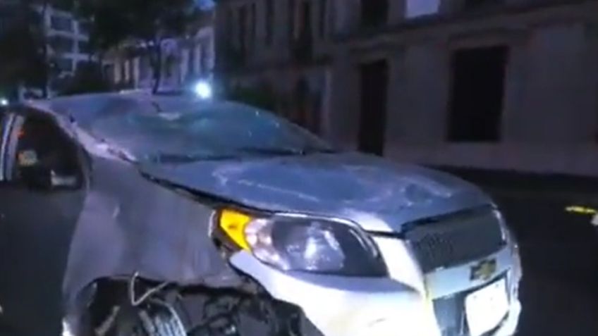 Automovilista se estrella contra la Glorieta del Reloj Chino sobre avenida Bucareli en la CDMX
