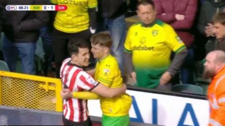 VIDEO: Futbolista da un beso a su rival en un partido de futbol en Inglaterra y casi lo ahorcan